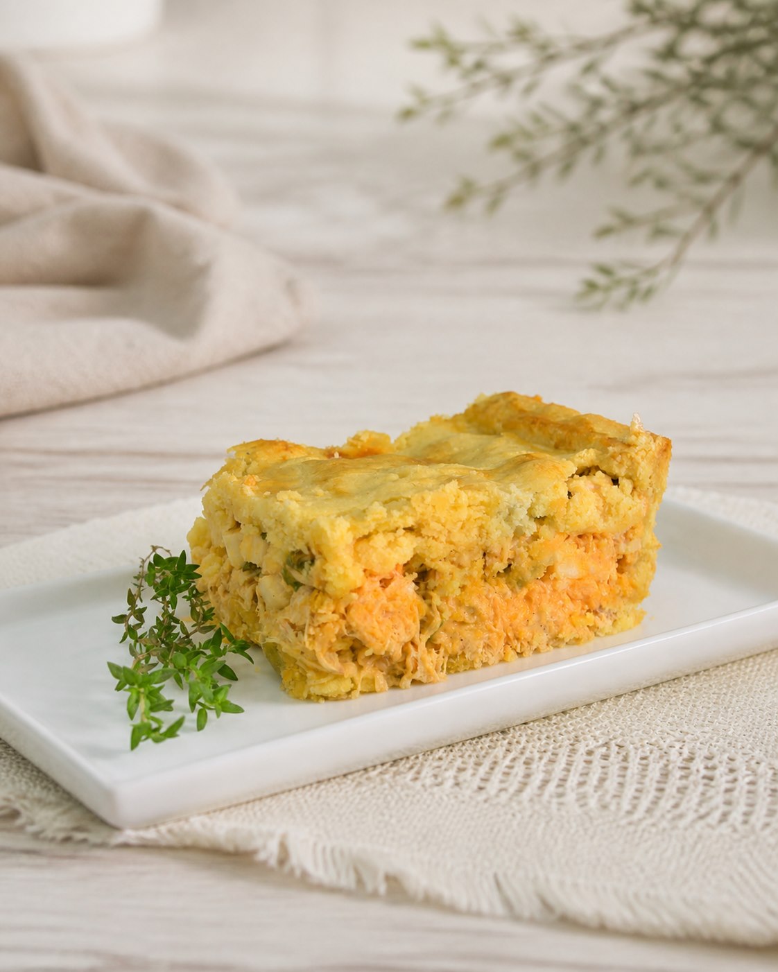 Pedaço de torta de frango cremosa em uma mesa acolhedora